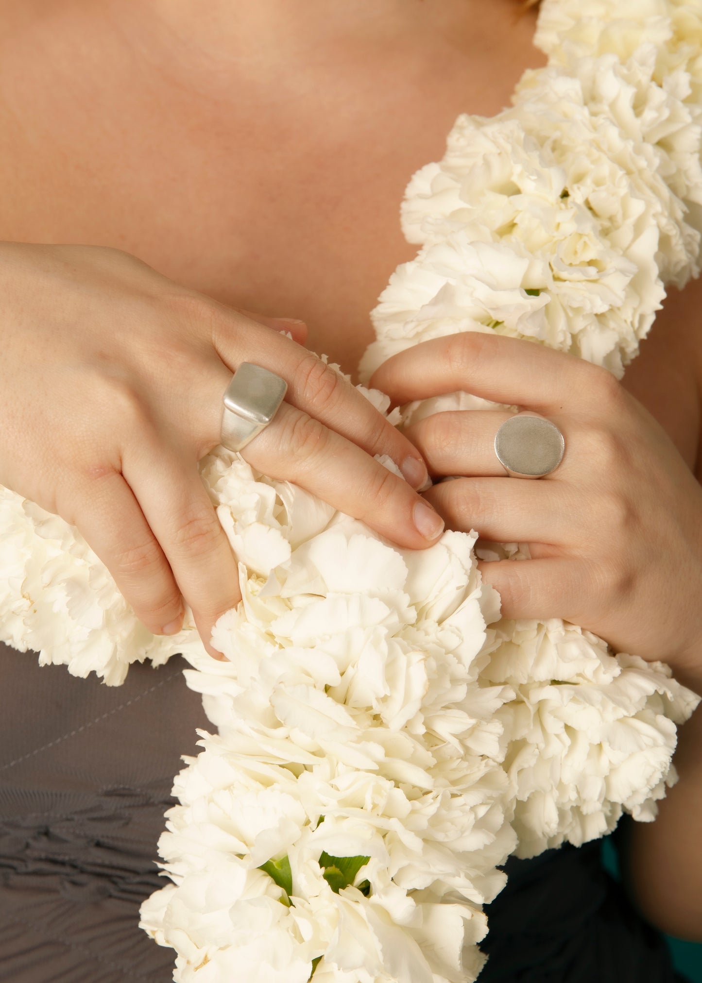 Anillo de plata 925 de sello ovalado y sello cuadrado. Foto modelo manos.