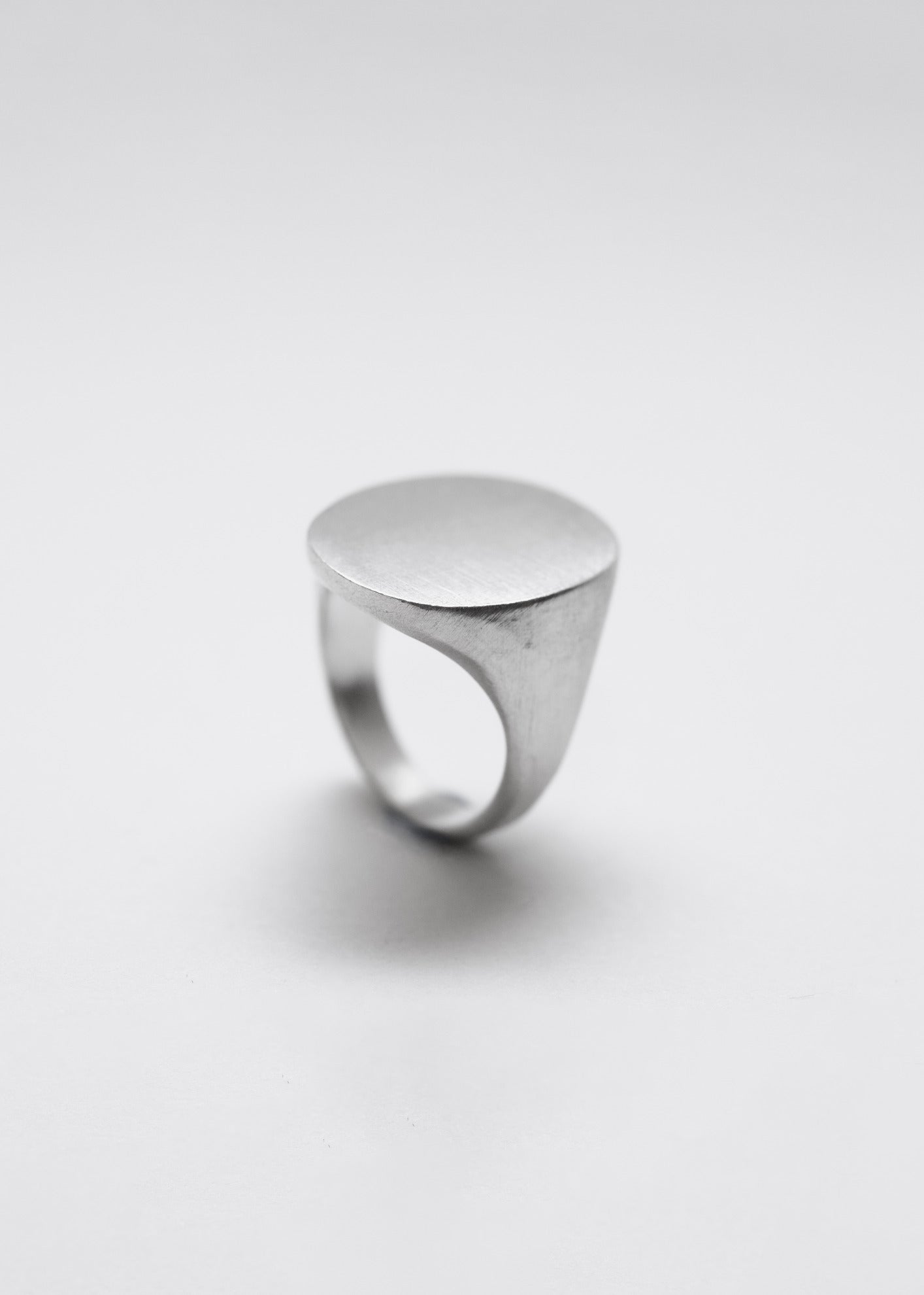 Anillo de plata 925 de sello ovalado. Foto detalle.