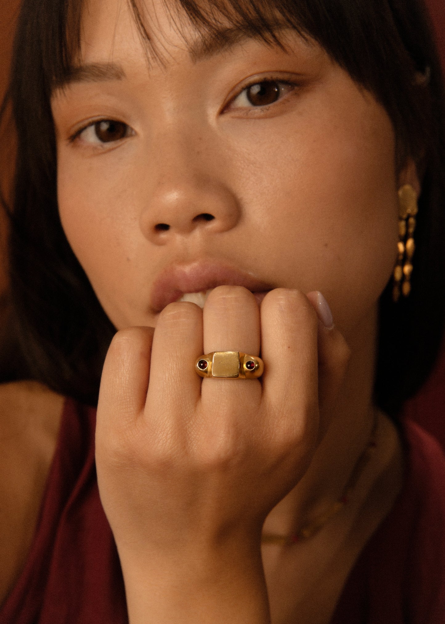 Anillo de plata 925 bañado en 3mm oro 18k de sello y granates. Foto modelo.