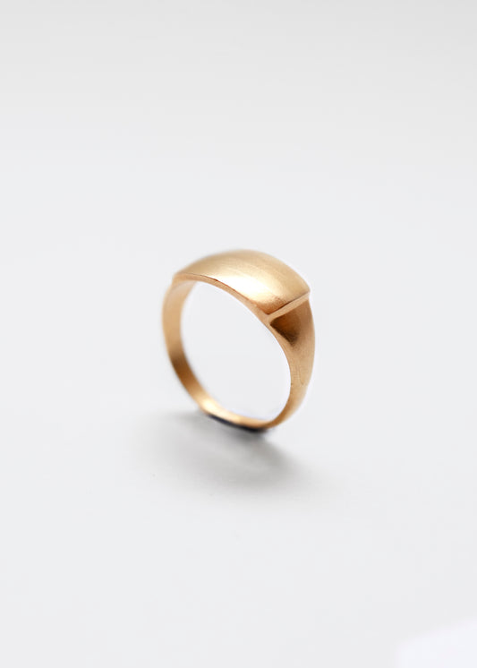 Anillo artesanal abombado hecho con plata maciza y moldeado en cera, bañado en oro. Foto detalle producto.