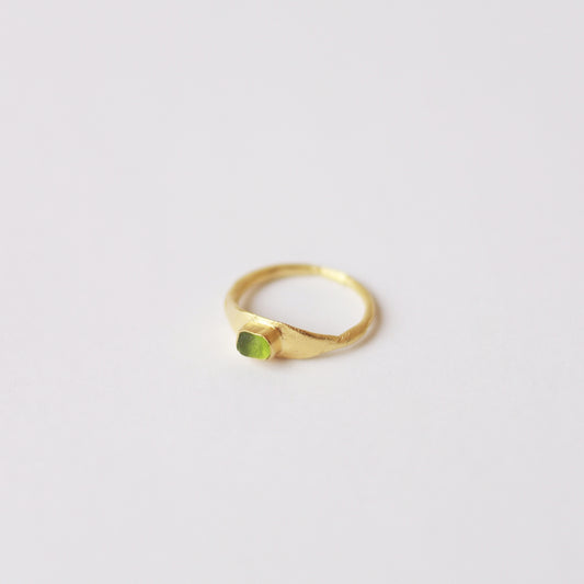 Anillo hecho a mano con cristal verde claro clavado, bañado en oro. Foto detalle producto.