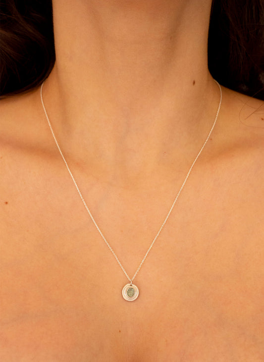 Colgante artesanal con cristal verde clavado, en plata. Foto modelo.