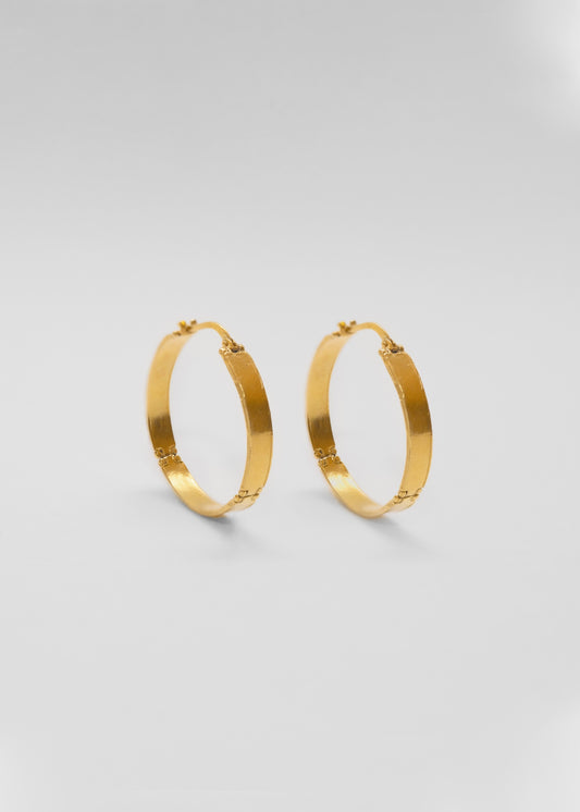 Pendientes en forma de aro, hechos a mano, piezas planas, bañado en oro. Foto detalle producto.