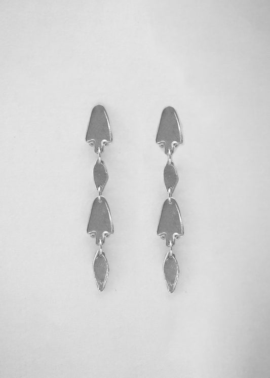 Pendientes largos hechos a mano en plata. Foto detalle producto.