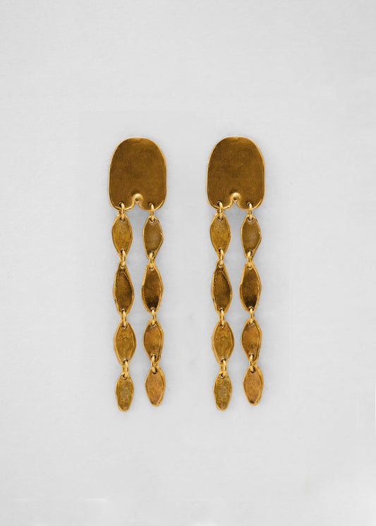 Pendientes hechos a mano largos en forma de cadena, bañado en oro. Foto detalle de producto.