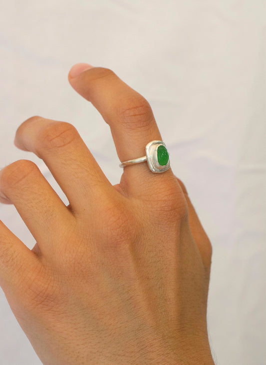 Anillo artesanal en plata con cristal verde natural. Diseño escultural hecho a mano. Foto detalle modelo.