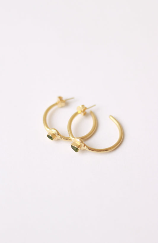 Pendientes artesanales en forma de aro con cristales verdes del mar mediterráneo, en oro. Foto detalle producto.