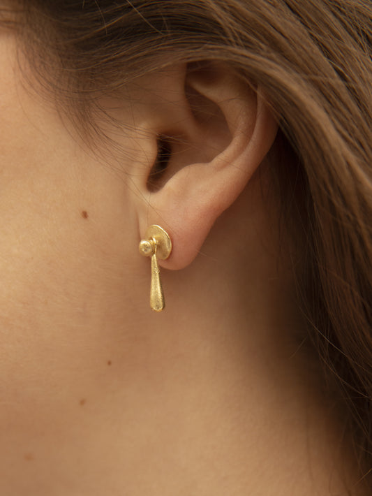 Pendientes hechos a mano con forma de lágrima, bañados en oro e Inspirados en las gotas del mar de la Costa Brava, Cataluña. Foto detalle modelo
