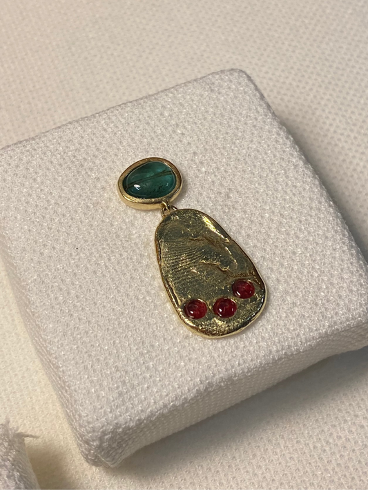 Pendientes de oro, esmeraldas y rubíes