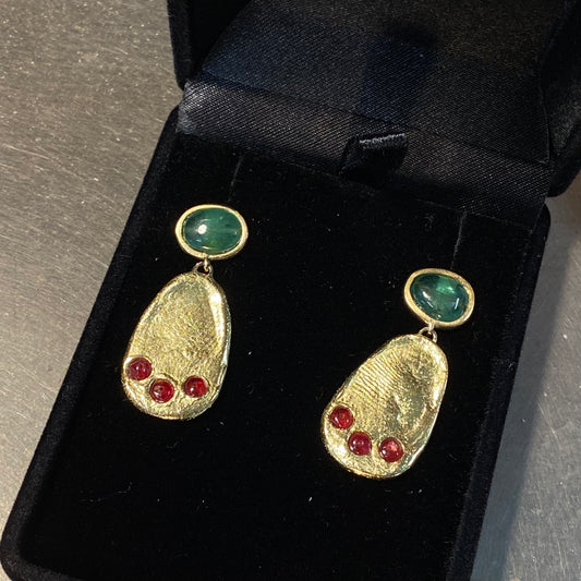 Pendientes de oro, esmeraldas y rubíes