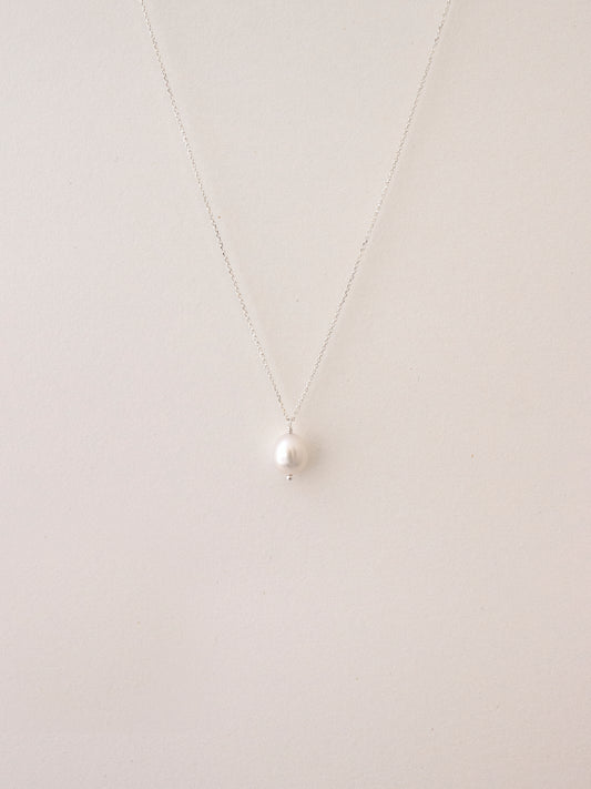 Colgante de plata con perla natural cultivada. Foto detalle.