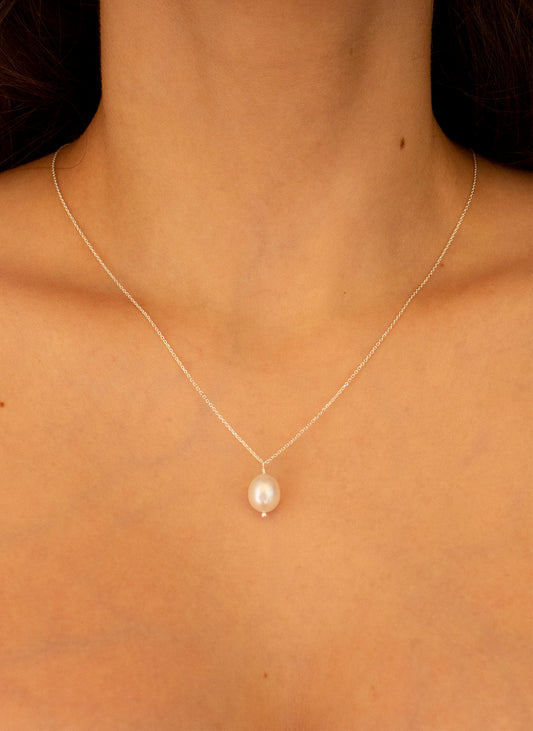 Colgante de plata con perla natural cultivada. Foto detalle con modelo.
