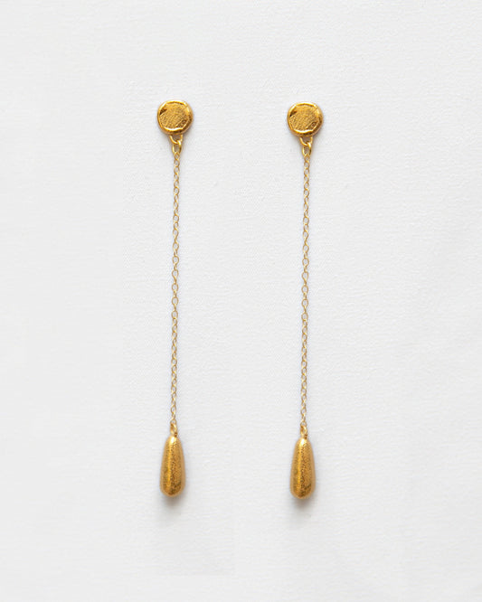 Pendientes bañados en oro en forma de lágrima con cadena. Foto detalle.