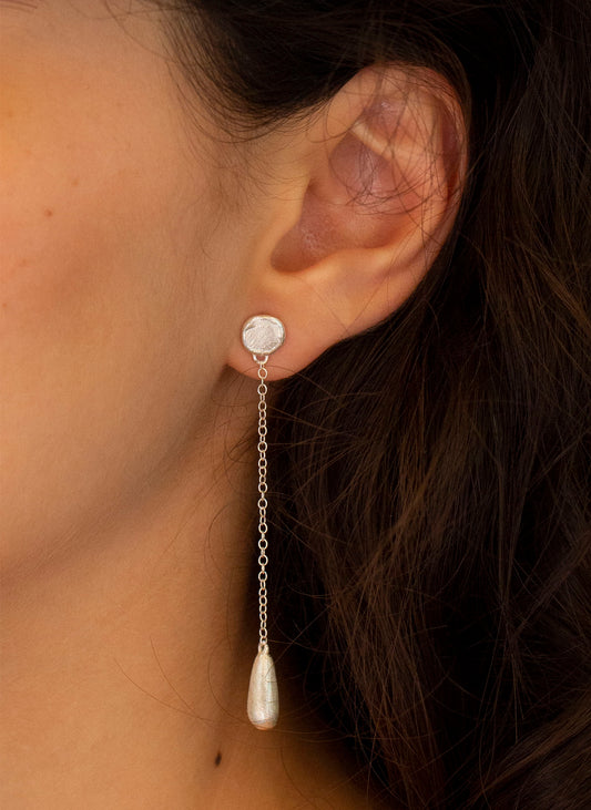 Pendientes de plata en forma de lágrimas con cadena. Foto detalle en modelo.