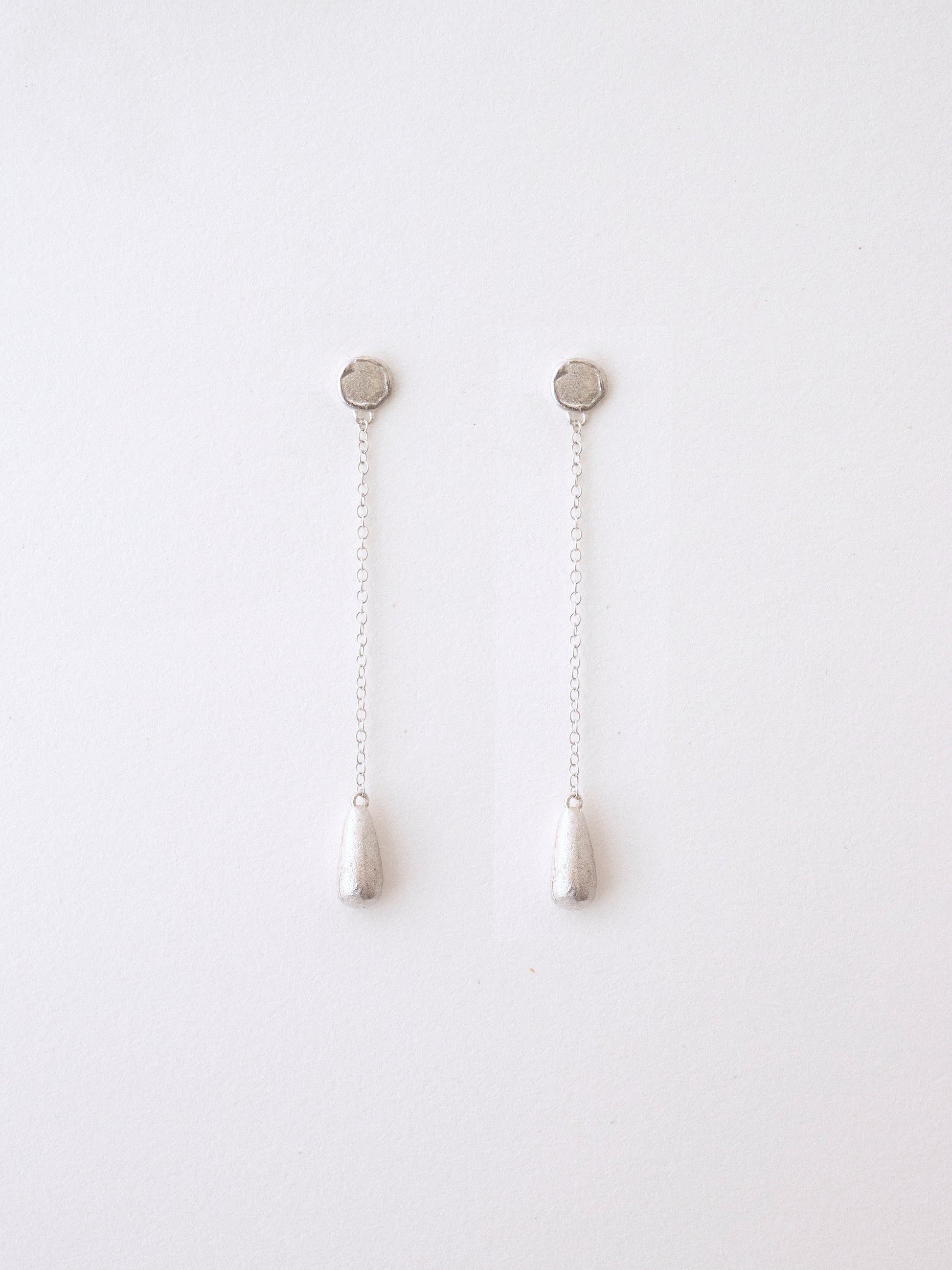 Pendientes de plata en forma de lágrimas con cadena. Foto detalle.