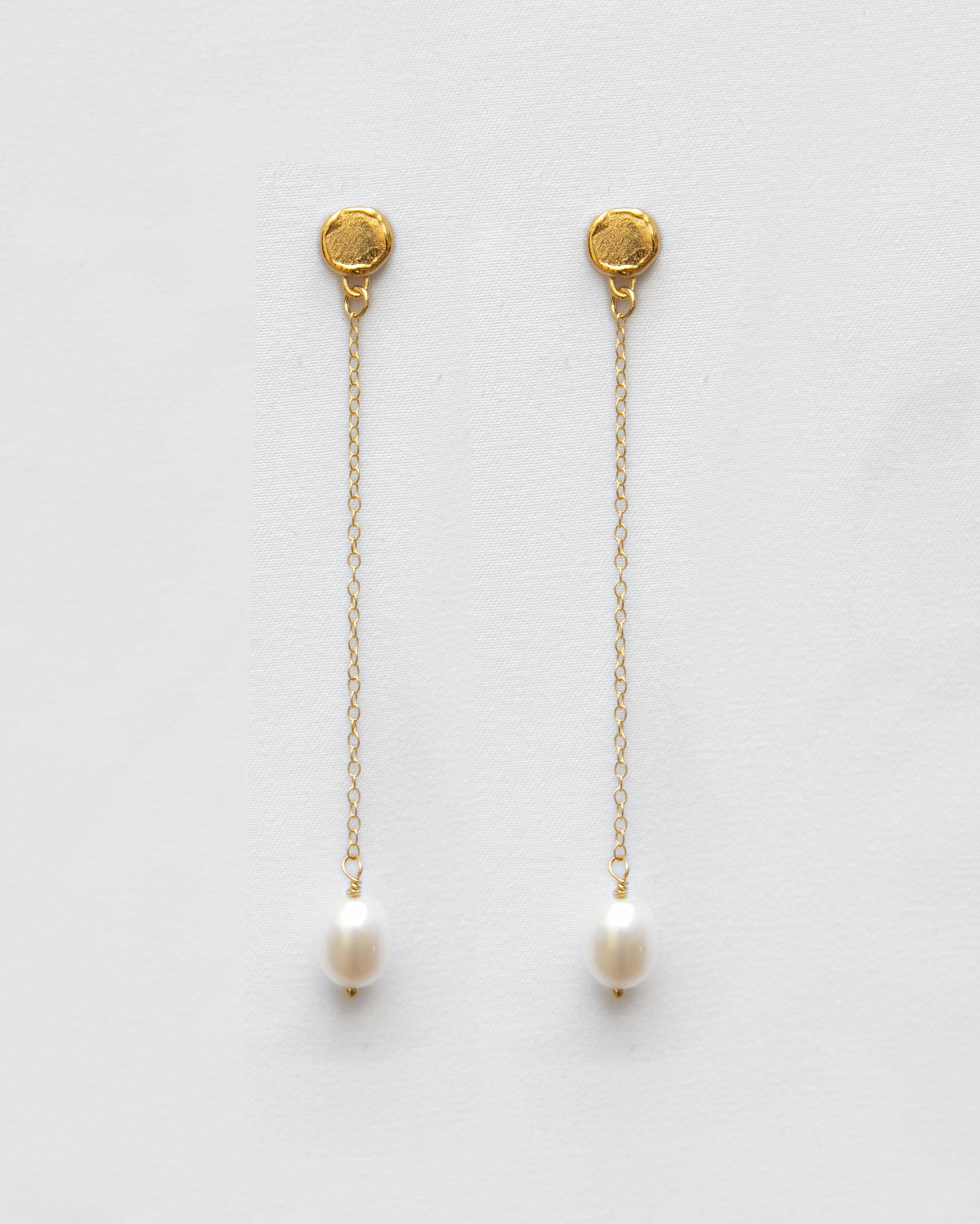 Pendientes bañados en oro de perla cultivada. Foto detalle.
