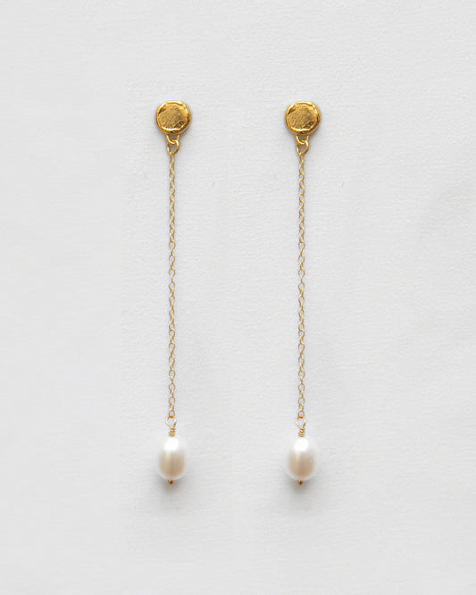 Pendientes bañados en oro de perla cultivada. Foto detalle.