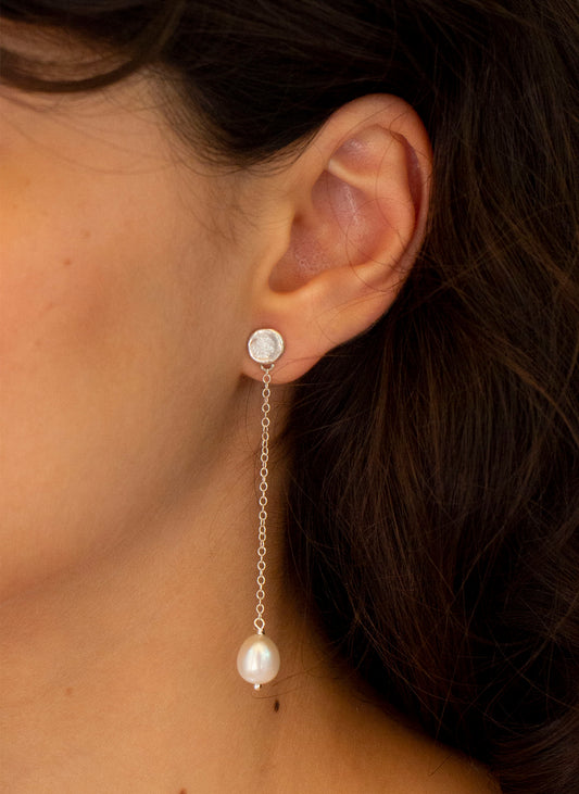 Pendientes de plata de perla cultivada. Foto detalle modelo.