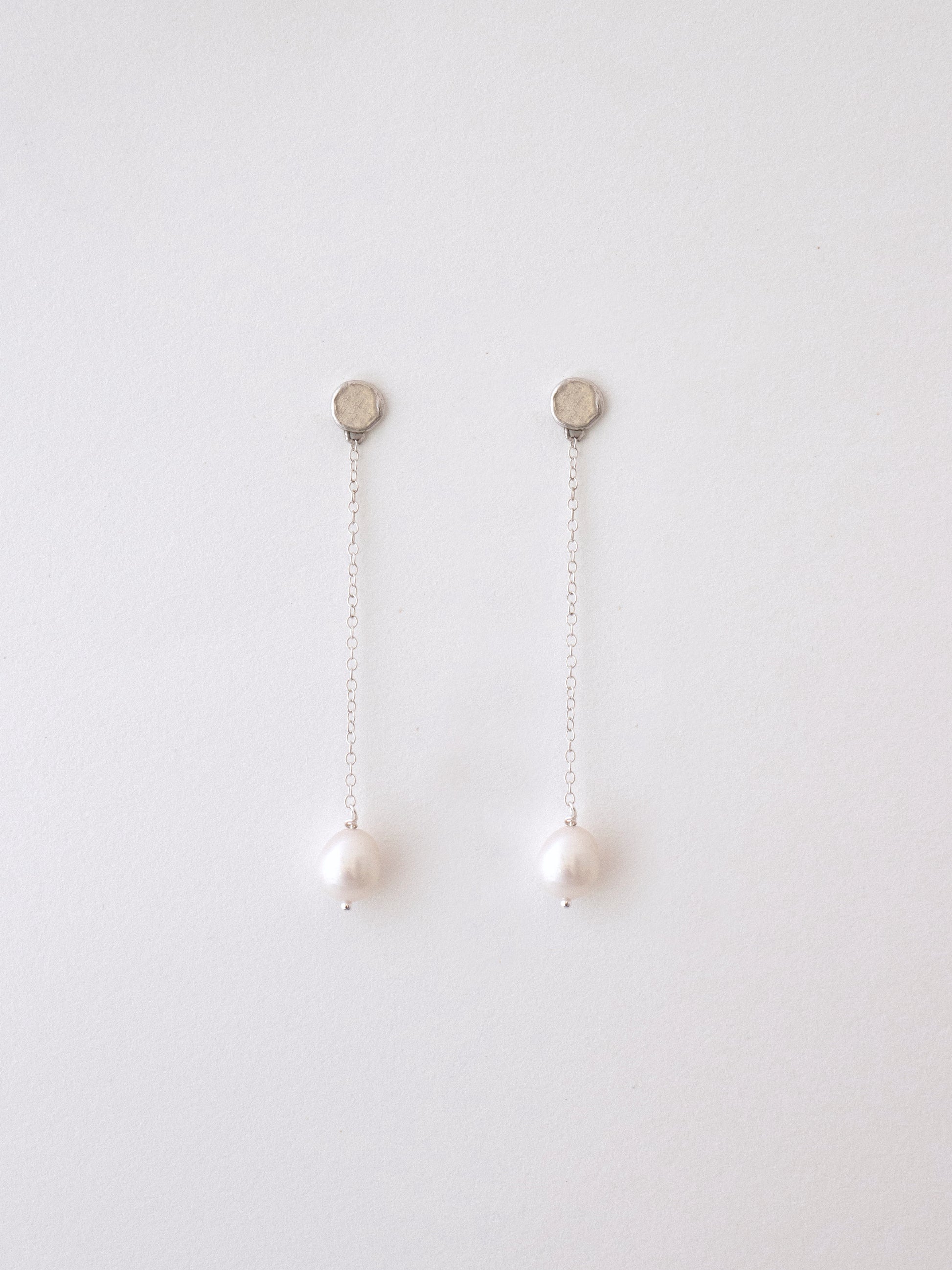 Pendientes de plata de perla cultivada. Foto detalle.