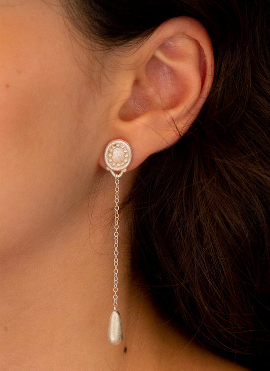 pendientes de plata alargados con lagrimas al final. foto detalle en modelo.