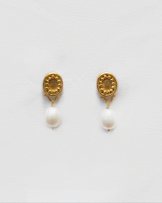Pendientes bañados en oro de perlas cultivadas. foto detalle.