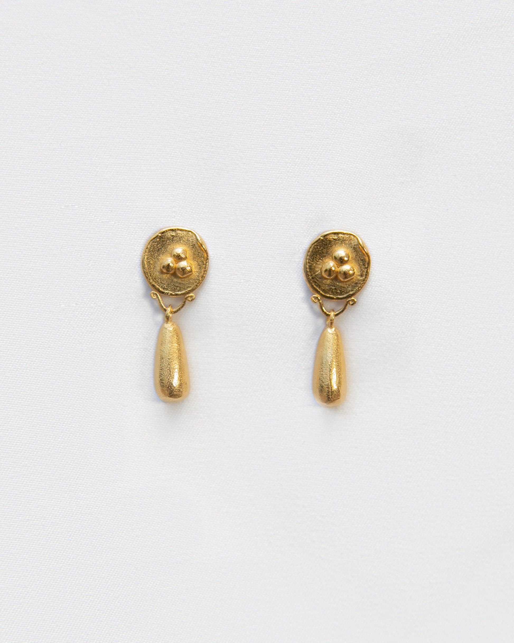 Pendientes bañados en oro. Foto detalle.