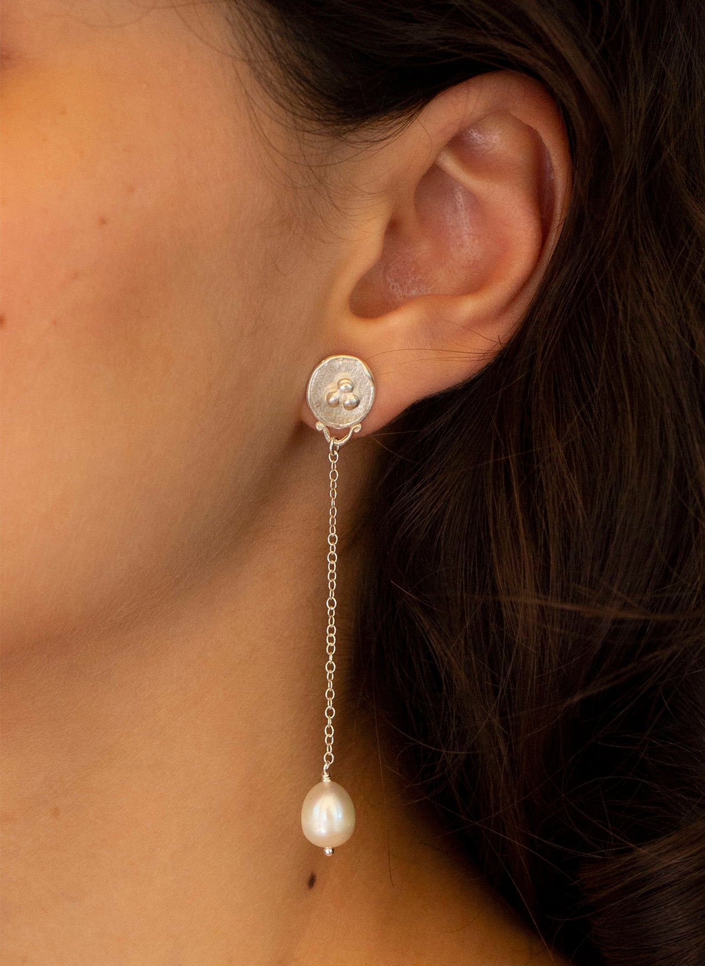 Pendientes de plata con perlas cultivadas. Foto detalle en modelo.