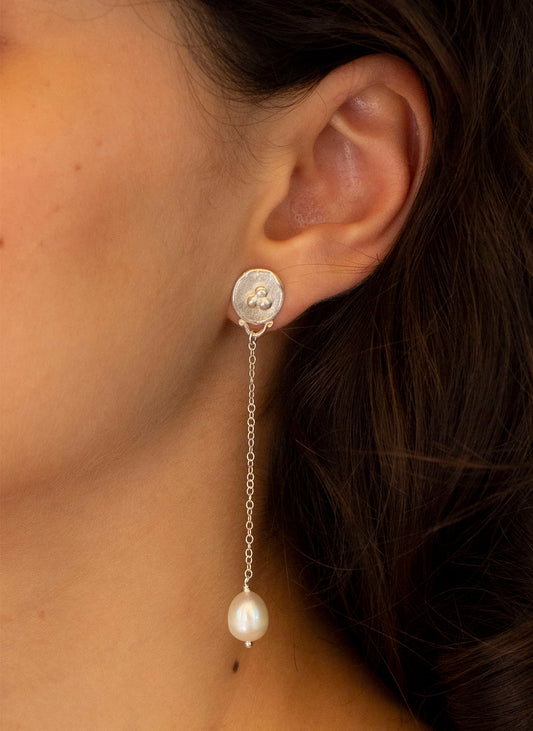 Pendientes de plata con perlas cultivadas. Foto detalle en modelo.