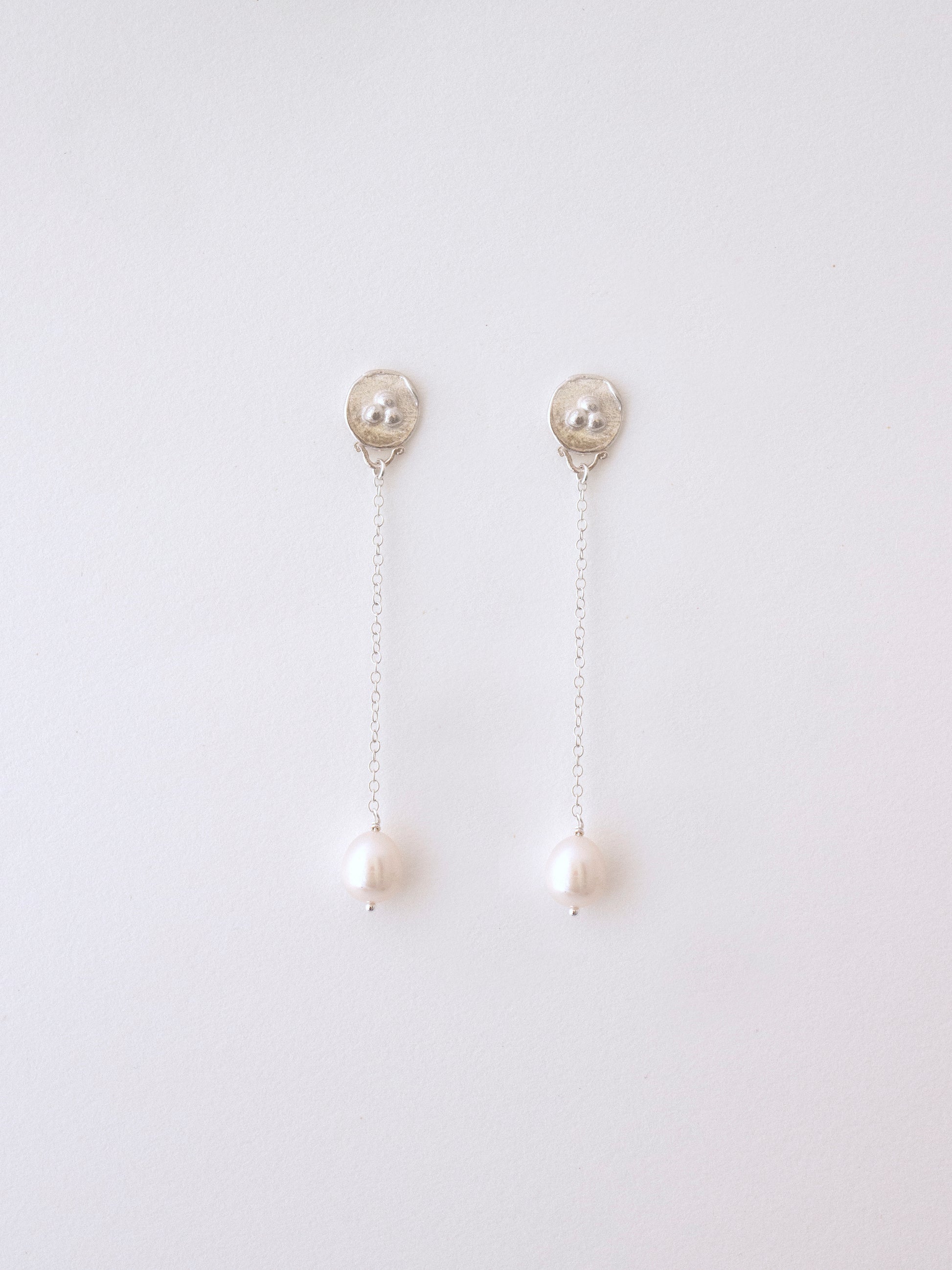 Pendientes de plata con perlas cultivadas. Foto detalle.