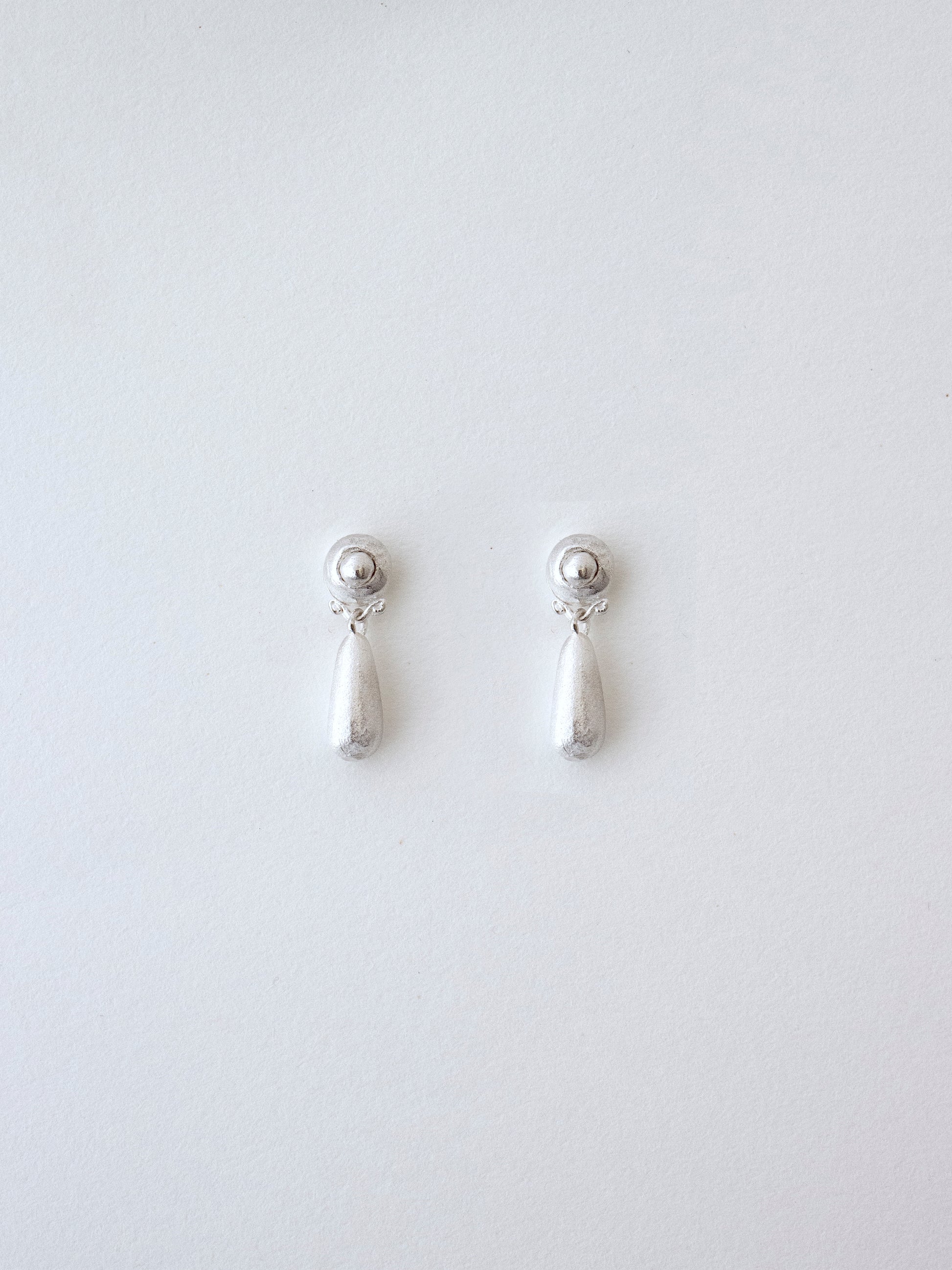 Pendientes de plata alargados. Foto detalle.