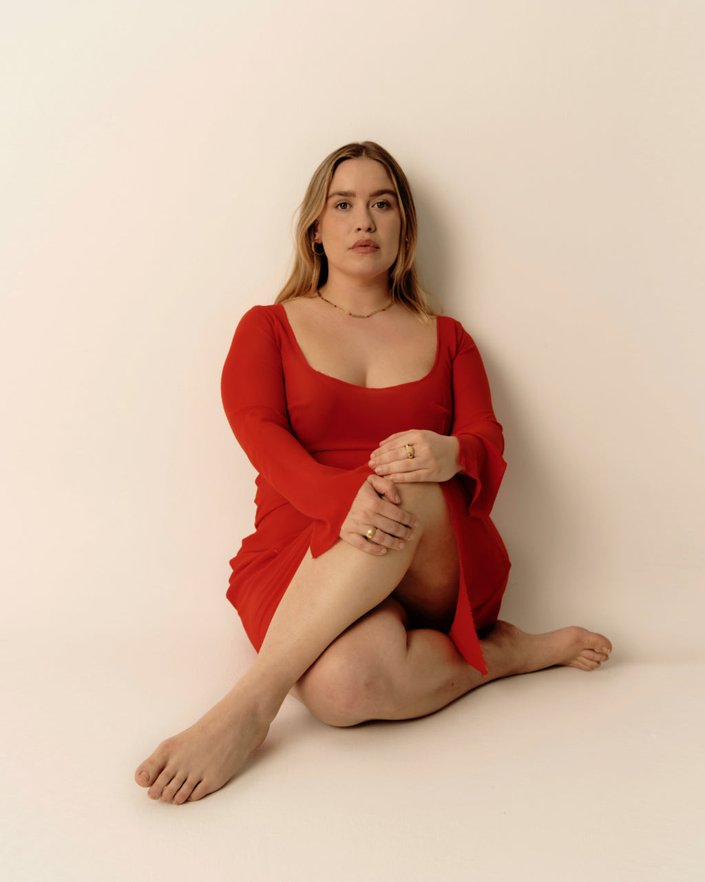 Foto modelo Clara Sans llevando Gola de Brot Jewellery. Joyería artesanal bañada en 3mm de oro 18k.