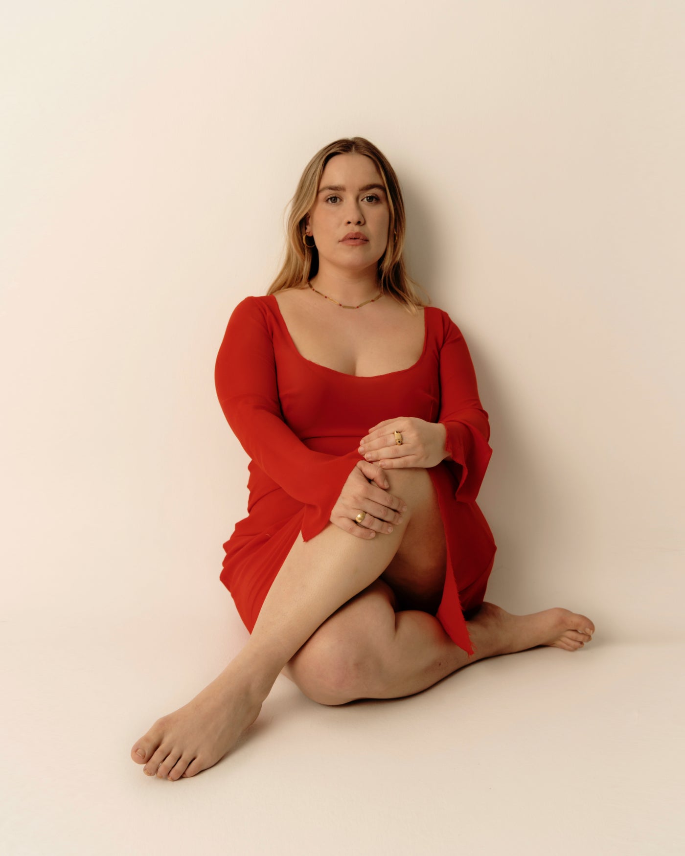 Foto modelo Clara Sans llevando Gola de Brot Jewellery. Joyería artesanal bañada en 3mm de oro 18k.