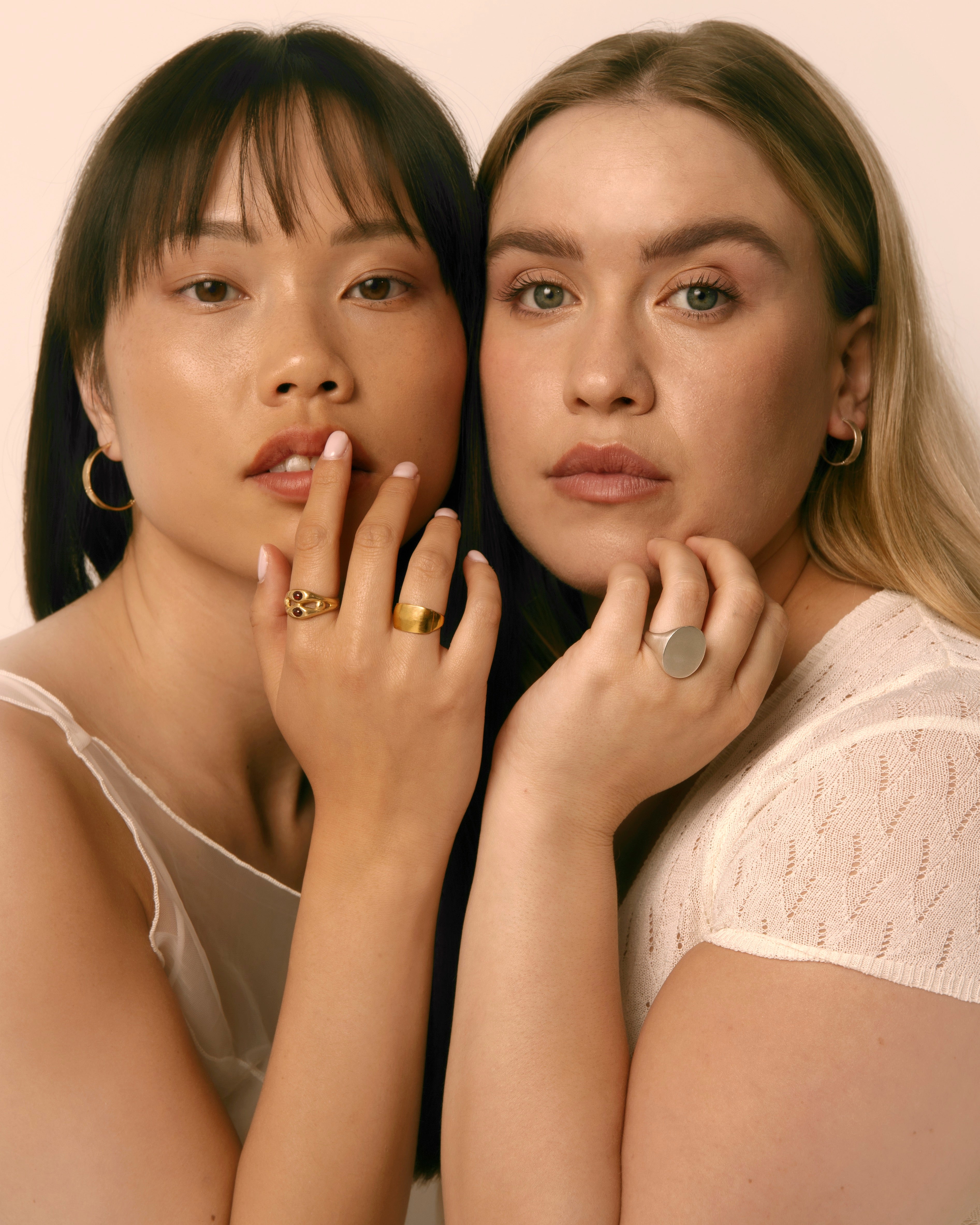 Anillos de colección GOLA de Brot Jewellery. Foto modelos.