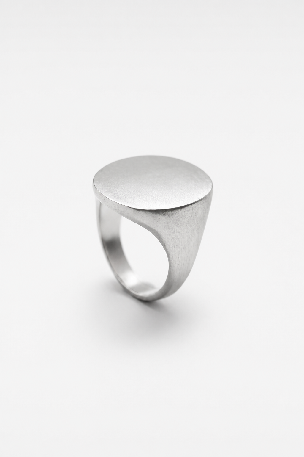 Anillo de plata 925 de sello ovalado. Foto detalle.