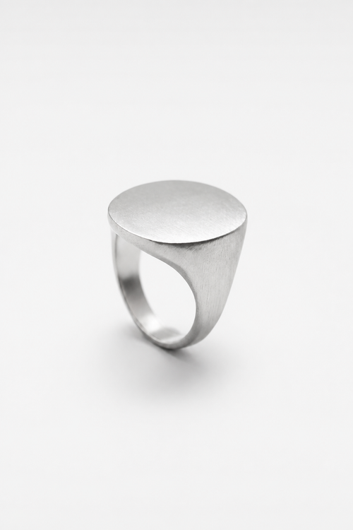 Anillo de plata 925 de sello ovalado. Foto detalle.