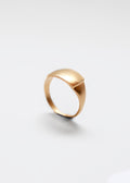 Anillo artesanal abombado hecho con plata maciza y moldeado en cera, bañado en oro. Foto detalle producto.