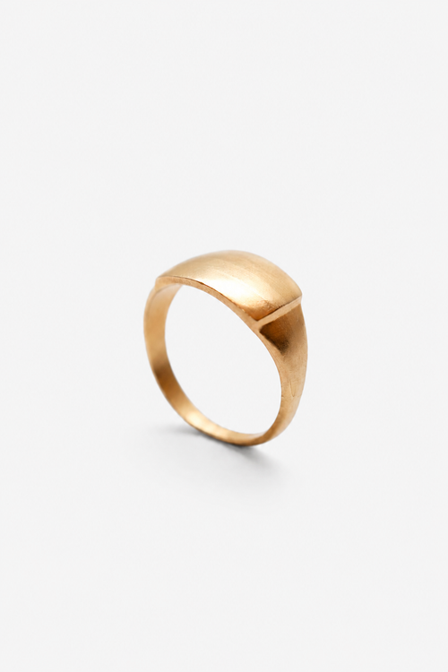 Anillo artesanal abombado hecho con plata maciza y moldeado en cera, bañado en oro. Foto detalle producto.