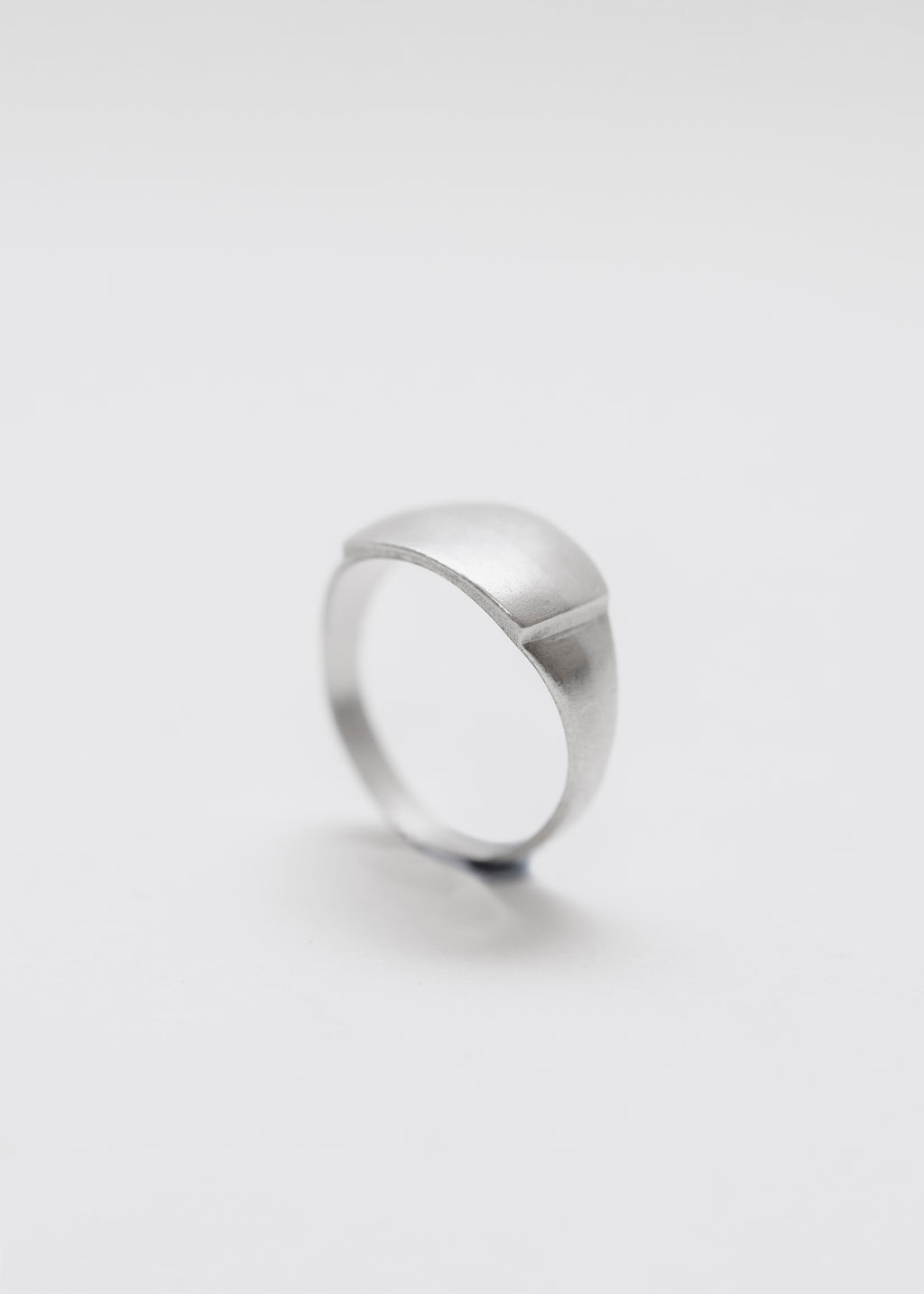 Anillo artesanal abombado hecho con plata maciza y moldeado en cera. Foto detalle producto.
