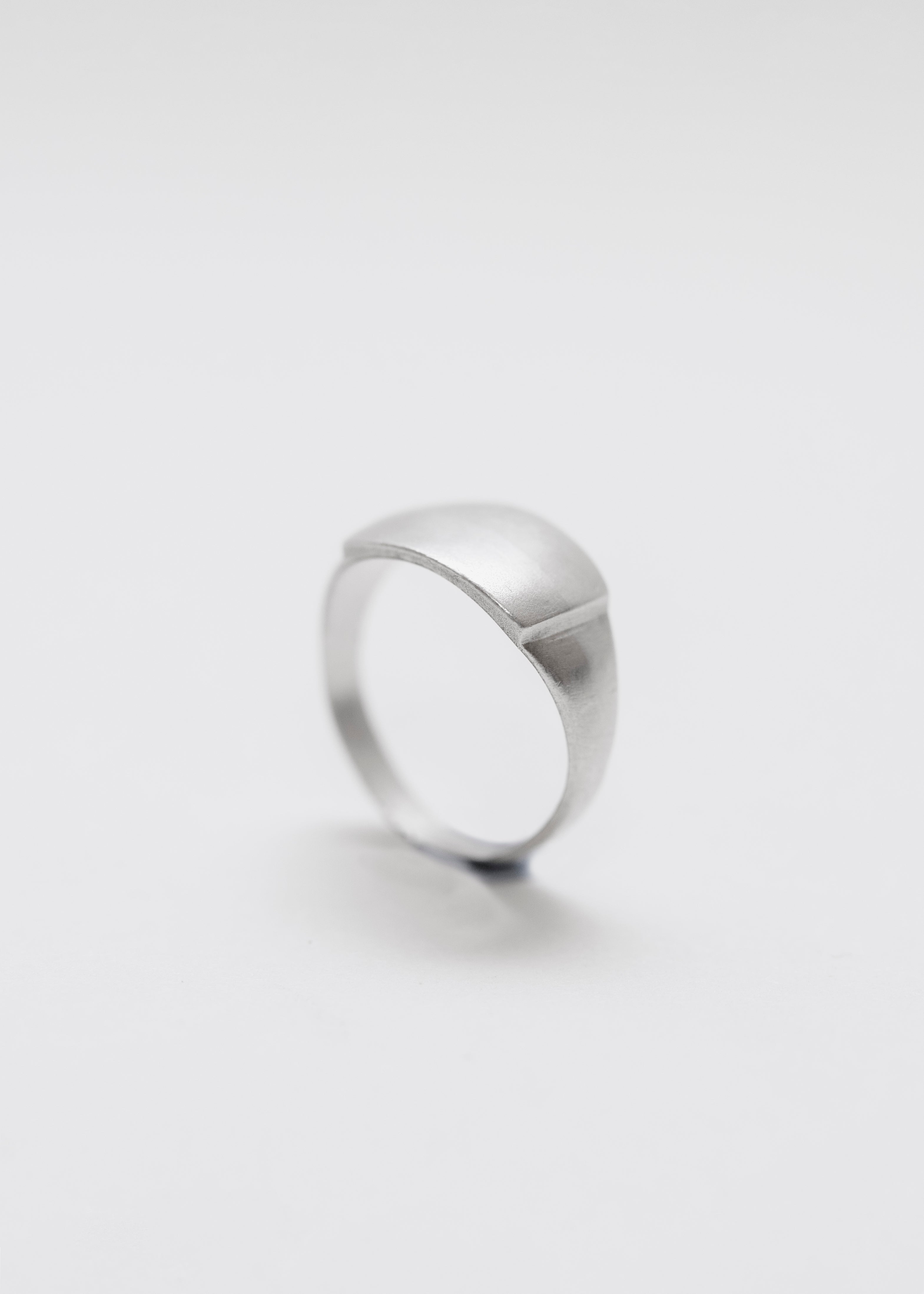 Anillo artesanal abombado hecho con plata maciza y moldeado en cera. Foto detalle producto.