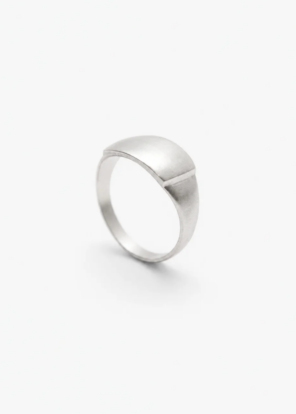 Anillo artesanal abombado hecho con plata maciza y moldeado en cera. Foto detalle producto.
