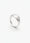 Anillo artesanal abombado hecho con plata maciza y moldeado en cera. Foto detalle producto.