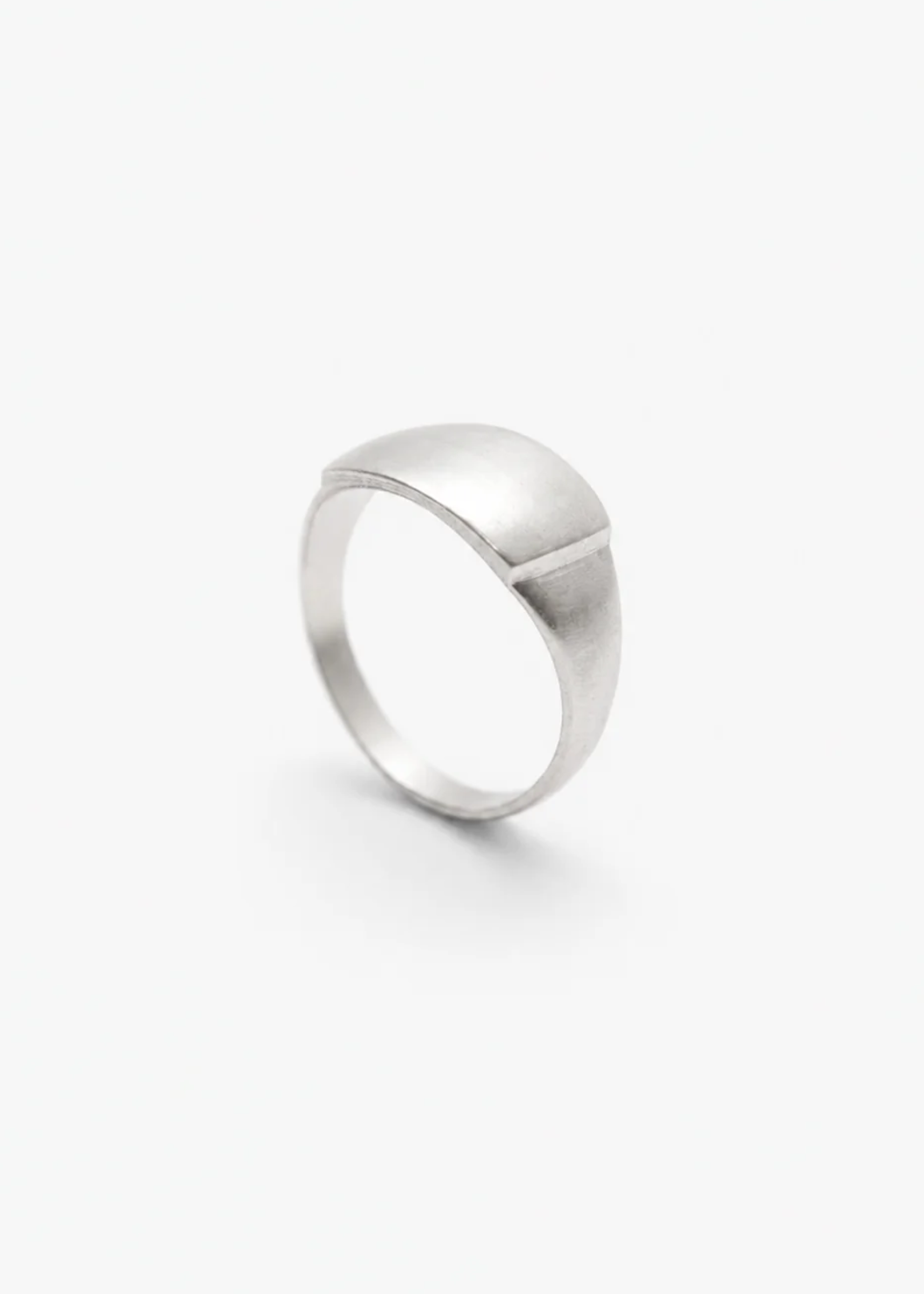 Anillo artesanal abombado hecho con plata maciza y moldeado en cera. Foto detalle producto.