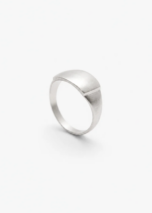 Anillo artesanal abombado hecho con plata maciza y moldeado en cera. Foto detalle producto.