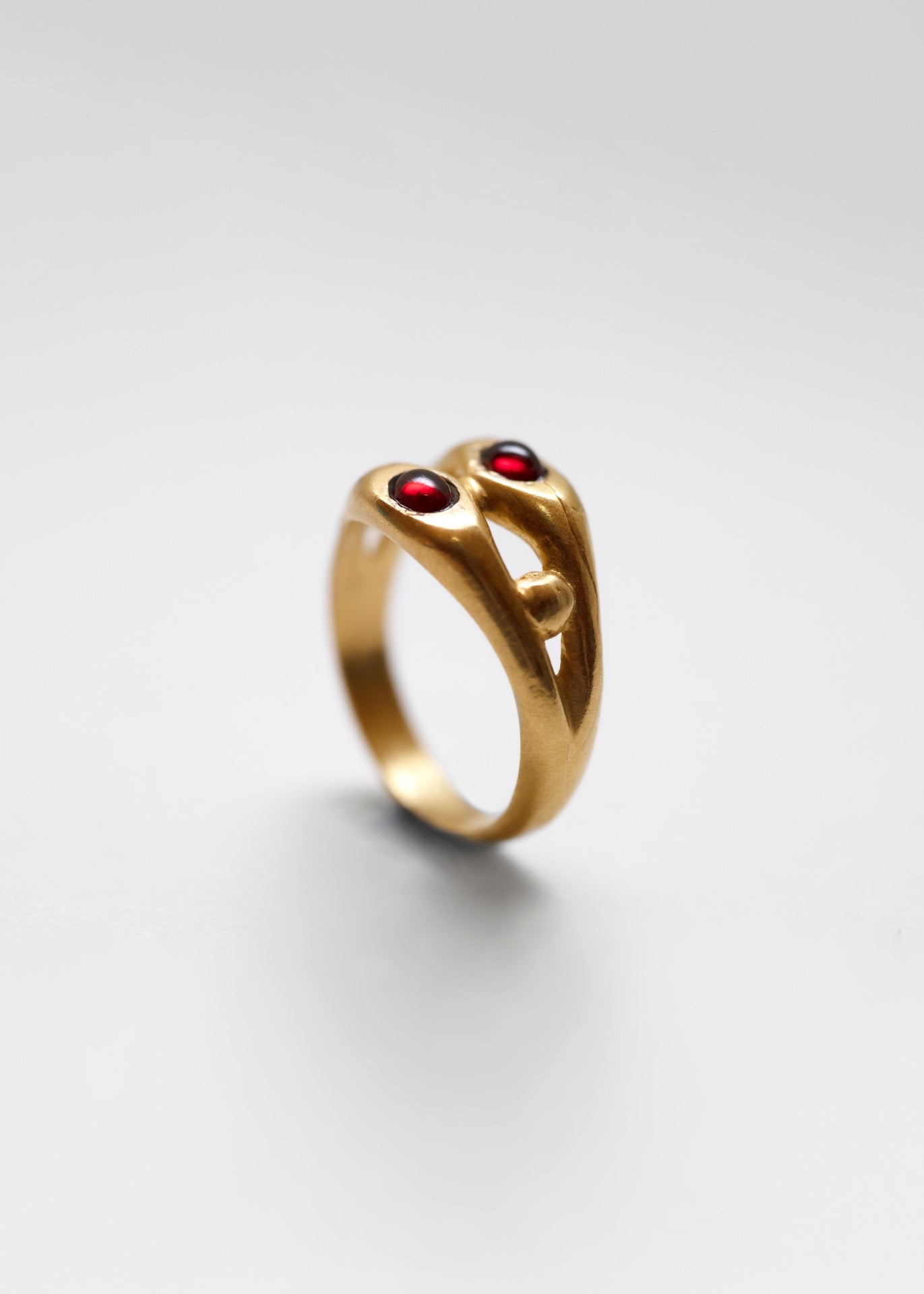Anillo artesanal baño de oro y granates. Brot Jewellery