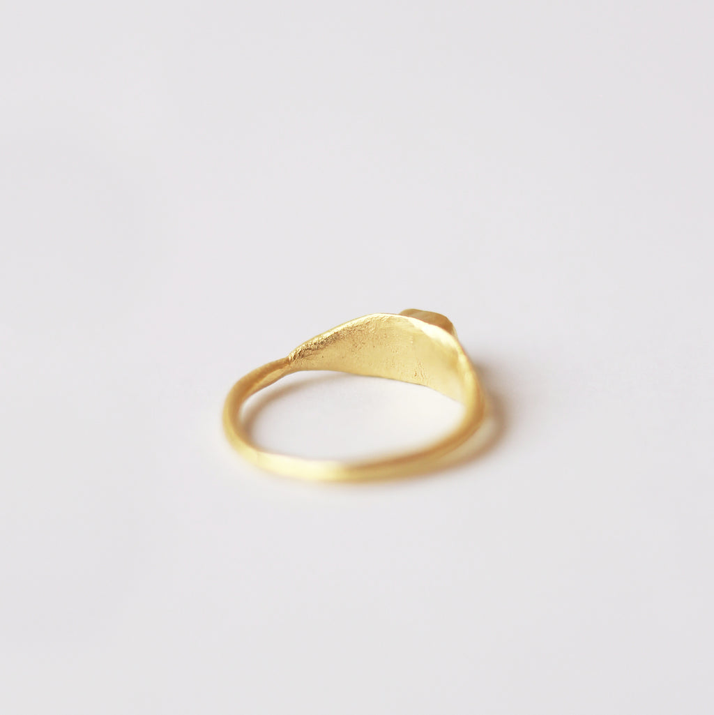 Anillo hecho a mano con cristal verde claro clavado, bañado en oro. Foto detalle producto. 