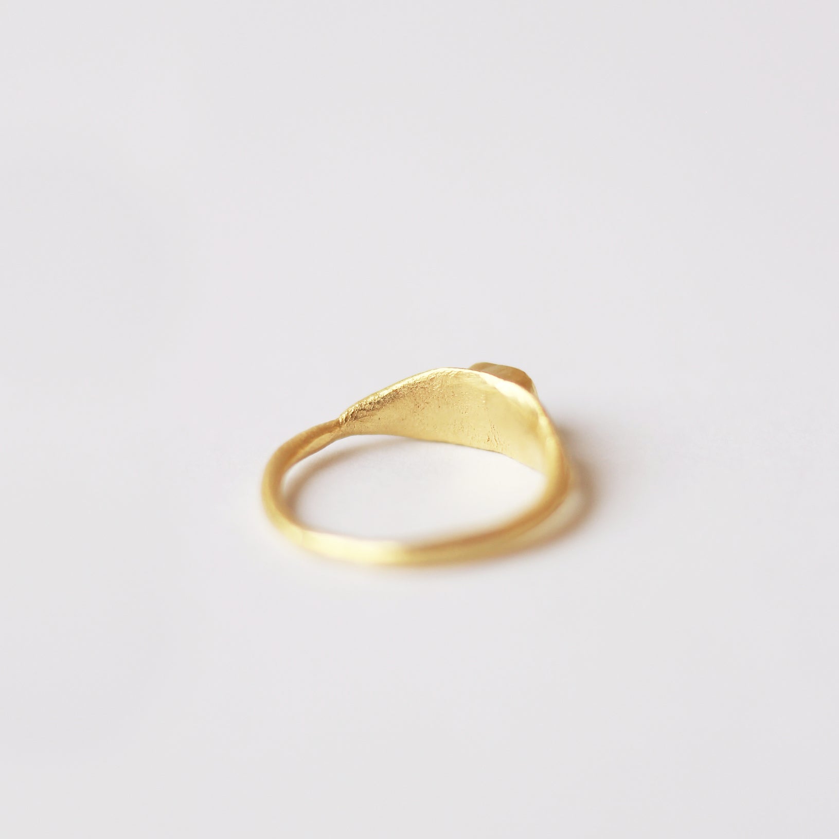 Anillo hecho a mano con cristal verde claro clavado, bañado en oro. Foto detalle producto. 