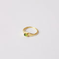 Anillo hecho a mano con cristal verde claro clavado, bañado en oro. Foto detalle producto. 