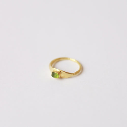 Anillo hecho a mano con cristal verde claro clavado, bañado en oro. Foto detalle producto. 