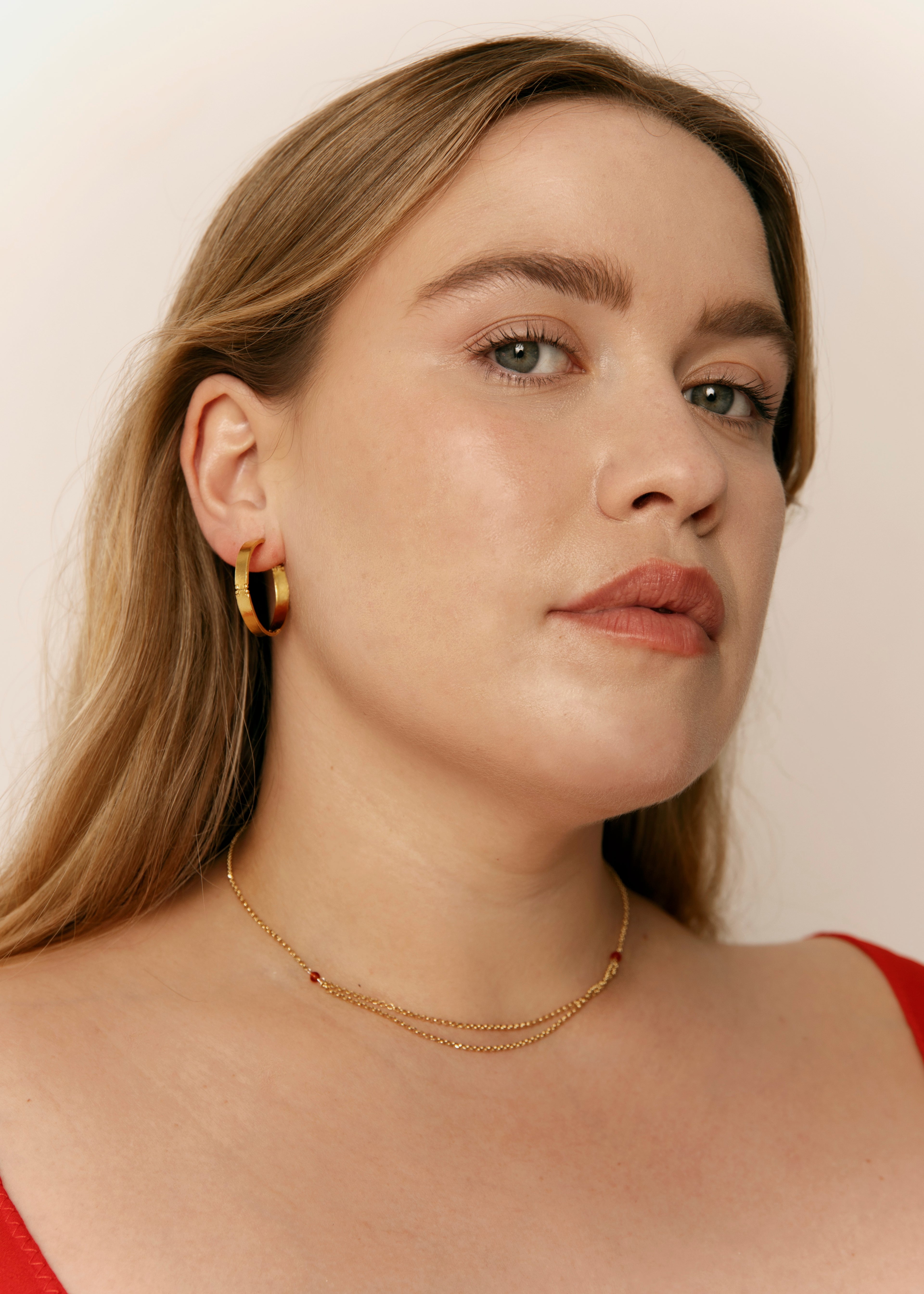 Pendientes en forma de aro, hechos a mano, piezas planas, bañado en oro. Foto modelo. 