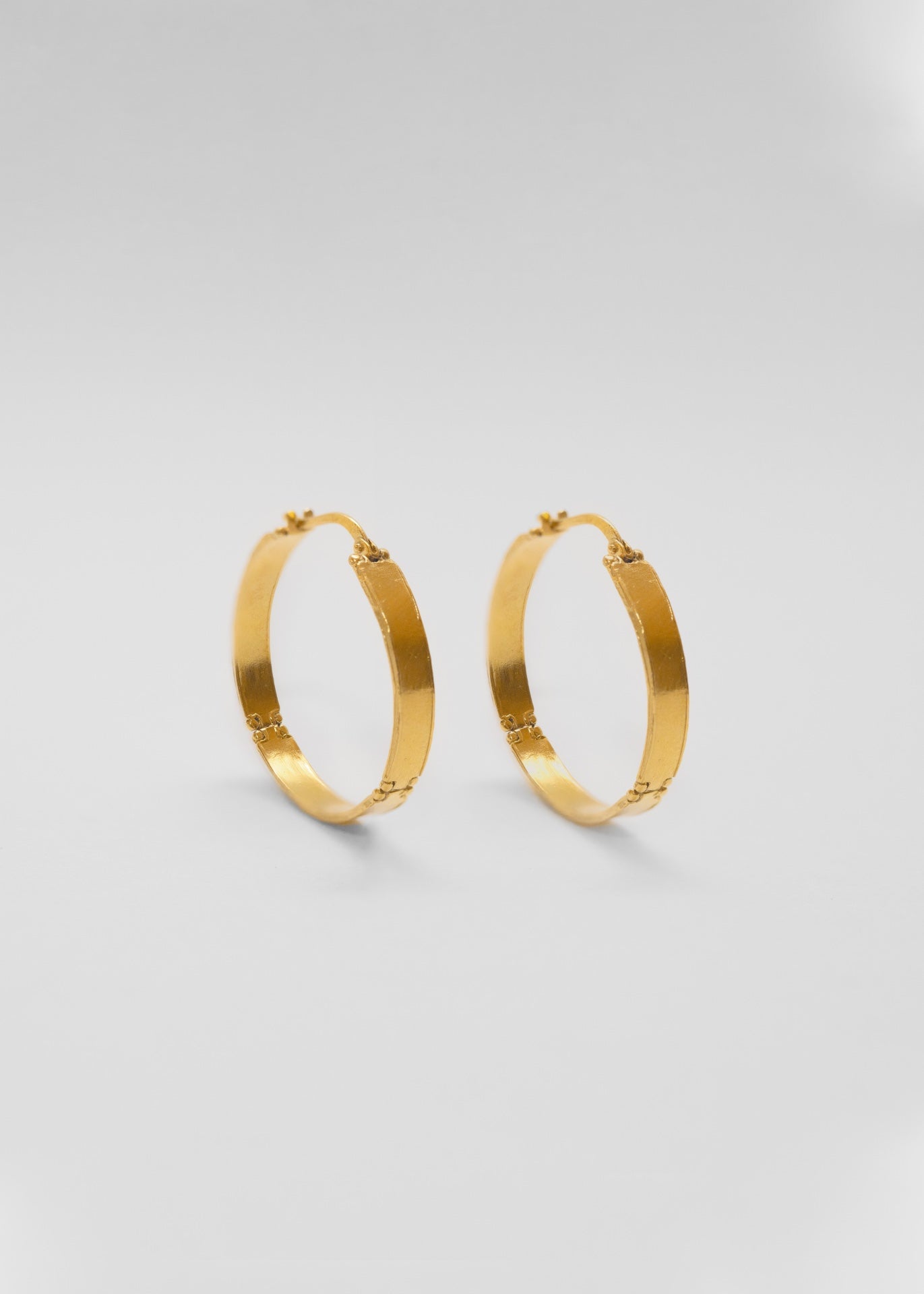 Pendientes en forma de aro, hechos a mano, piezas planas, bañado en oro. Foto detalle producto. 